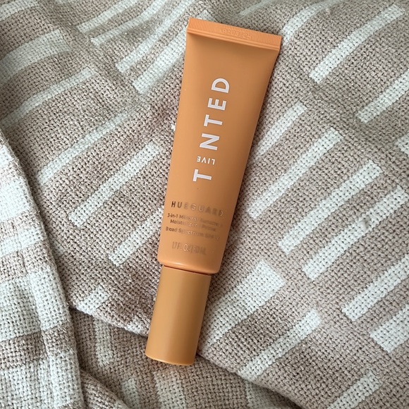 Live Tinted Huegard 3-in-1 Mineral Sunscreen/Moisturizer/Primer SPF 30 - Picture 3 of 3